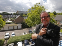 20162908 Ad vd Herik op zijn balkon in Sterrenburg Dordrecht Tstolk