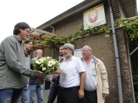 20162406 Bloemetje voor Bestuur van Dordtse Moskee Merwedestraat Dordrecht Tstolk 001