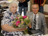 20162009 Locoburgemeester feliciteert 102-jarige mevrouw Provilij-van Hengel Zwijndrecht Tstolk 001