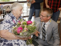 20162009 Locoburgemeester feliciteert 102-jarige mevrouw Provilij-van Hengel Zwijndrecht Tstolk 002