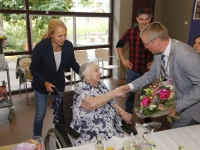 20162009 Locoburgemeester feliciteert 102-jarige mevrouw Provilij-van Hengel Zwijndrecht Tstolk