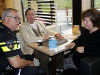 20160310-In-gesprek-met-een-politiecop-bij-Mac-Donalds-Kerkeplaat-Dordrecht-Tstolk