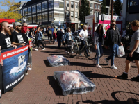 Activisten liggen in grote vleesschalen op het Achterom Dordrecht