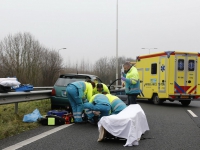 20150501-Bestuurder-in-zorgwekkende-toestand-naar-ziekenhuis-Rondweg-N3-Dordrecht-Tstolk-001_resize