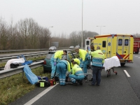 20150501-Bestuurder-in-zorgwekkende-toestand-naar-ziekenhuis-Rondweg-N3-Dordrecht-Tstolk-002_resize