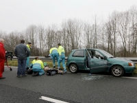 20150501-Bestuurder-in-zorgwekkende-toestand-naar-ziekenhuis-Rondweg-N3-Dordrecht-Tstolk-005-jpg_resize