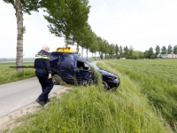20161805 Auto van weg geraakt , twee gewonden Noorderelsweg Dordrecht Tstolk 002