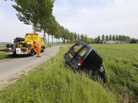 20161805 Auto van weg geraakt , twee gewonden Noorderelsweg Dordrecht Tstolk