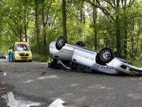 20162605 Auto over de op geslagen , twee licht gewonden Roosendaal Tstolk 001