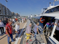 20162308 Veel mensen maken met dit mooie weer gebruik van de Waterbus merwekade Dordrecht Tstolk 001