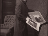 Simon van Gijn met enkele van zijn prenten 1884