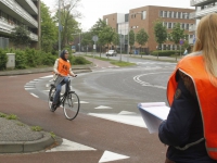 20161905 Honderden schoolkinderen doen aan verkeersexamen Dubbeldamseweg Zuid Dordrecht Tstolk 002