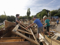 20161608 Kinderen bouwen hutten Gemeentewerf Papendrecht Tstolk 002