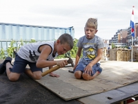 20161608 Kinderen bouwen hutten Gemeentewerf Papendrecht Tstolk 003