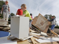 20161608 Kinderen bouwen hutten Gemeentewerf Papendrecht Tstolk 005