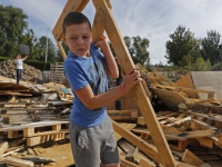 20161608 Kinderen bouwen hutten Gemeentewerf Papendrecht Tstolk 006