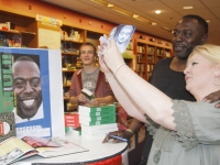 20161106 Op de foto met Van Gobbel Boekhandel Zwijndrecht Tstolk