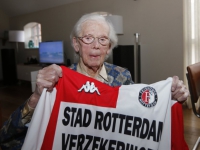 20161802 Mevrouw Smits (104) voor het eerst naar Feyenoord Zwijndrecht Tstolk 001