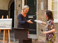 Charlotte Ritter, voorzitter Vereniging Oud Dordrecht, ontvangt1e exemplaar Passie voor prenten - Bram Vreugdenhil