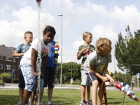 20162607 Recycleraketten de lucht in Duurzaamheidscentrum weizigt Dordrecht Tstolk 001