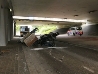 20161706 Vrachtwagen te hoog voor viaduct Burg Doumaweg Zwijndrecht Tstolk