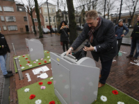 Aangeklede containers moeten zwerfafval tegengaan  Weeshuisplein Dordrecht