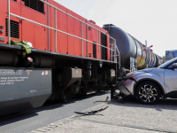 Aanrijding auto met trein Kreekweg Dordrecht