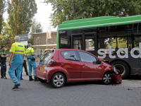 Aanrijding tussen auto en bus