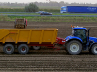 20171710-Aardappels-uit-de-grond-gehaald-Rijksstraatweg-Dordrecht-Tstolk-001