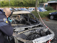 Achtergelaten auto uitgebrand op Nagtegaalplaats Dordrecht