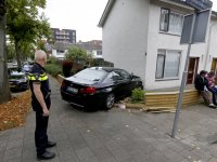 20170509 Auto belandt in tuin na achtervolging Charlotte de Bourbonstraat Dordrecht Tstolk
