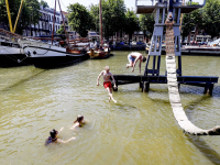 Jeugd geniet van tropische hitte in havens van Dordrecht