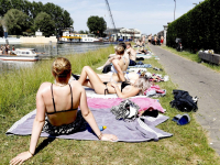 Jeugd geniet van tropische hitte in havens van Dordrecht