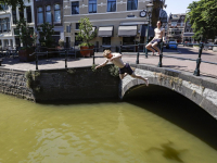 Jeugd geniet van tropische hitte in havens van Dordrecht