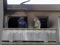 Politie en brandweer onderzoeken de oorzaak van de flatwoning aan de W.H. Vliegenstraat