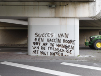 Teskt over Covid-19 onder viaduct N3 Corpernicusweg Dordrecht