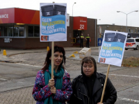 20170210-Appeltjes-uitgedeeld-aan-2de-Kamerleden-tijdens-protest-GenX-Dupont-Chemours-Dordrecht-Tstolk-003