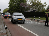 Auto belandt op paaltjes bij wegversmalling