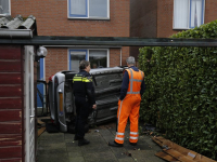 Auto belandt op zijkant in Achtertuin Donizettiplaats Zwijndrecht