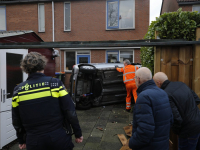 Auto belandt op zijkant in Achtertuin Donizettiplaats Zwijndrecht