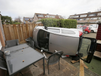 Auto belandt op zijkant in Zwijndrechtse tuin