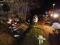 20150501-Auto-belandt-op-zijn-kop-automobilist-licht-gewond-Ruytershoveweg-Bergen-op-Zoom-Tstolk-001_resize