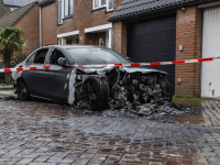 Auto volledig verwoest door brand Remmerstein Dordrecht