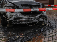 Auto volledig verwoest door brand Remmerstein Dordrecht