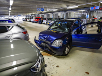 Auto dwars door slagboom parkeergarage Energieplein Dordrecht