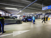 Auto dwars door slagboom parkeergarage Energieplein Dordrecht