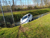 04-04-2020 Auto te water Schenkeldijk Dordrecht