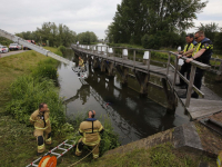 Auto te water geraakt Helsluis