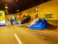 Auto met aanhanger geschaard in Drechttunnel Dordrecht