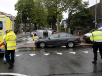 Auto op zijn kant na botsing kruispunt Brouwersdijk Dordrecht